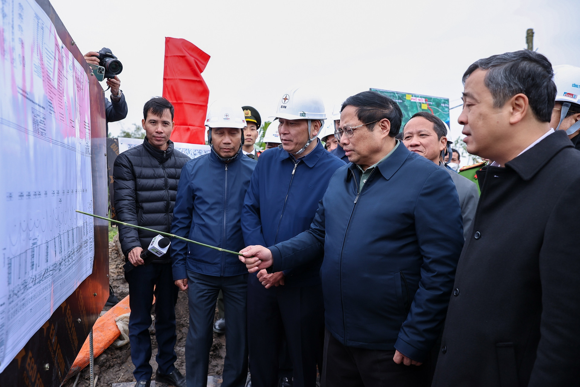 Thủ tướng: 'Vượt nắng thắng mưa', 'xuyên lễ xuyên Tết' để hoàn thành đường dây 500 kV mạch 3 vào tháng 6/2024- Ảnh 1.