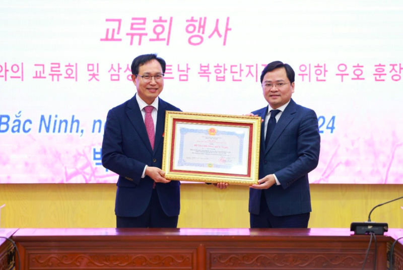 Ông Nguyễn Anh Tuấn, Bí thư tỉnh ủy Bắc Ninh trao tặng Huân chương Hữu Nghị cho ông Choi Joo Ho, Tổng Giám đốc Tổ hợp Samsung Việt Nam.