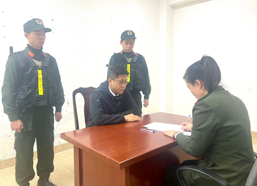 Cơ quan công an lấy lời khai đối tượng Lương Hoàng Nhật Nam về hành vi cho vay lãi nặng trong giao dịch dân sự
