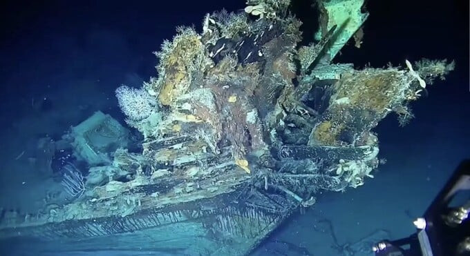 Hình ảnh con tàu chứa kho bàu khủng lồ dưới lòng đại dương