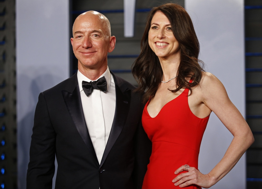 Vợ cũ Jeff Bezos bán 10 tỷ USD cổ phiếu Amazon
