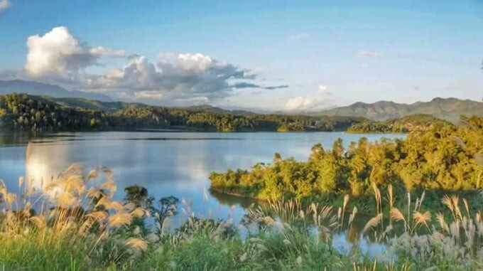 Hồ Pá Khoang đẹp như bức tranh thủy mặc