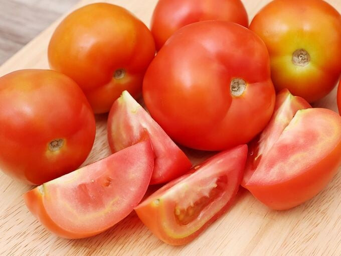 Cà chua chứa một hợp chất đặc biệt tên là lycopene, đây là một chất chống oxy hóa mạnh có khả năng bảo vệ niêm mạc dạ dày
