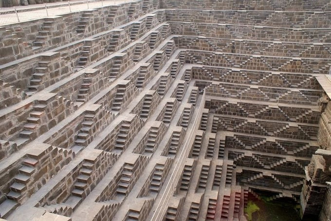 Chand Baori xây dựng vào thế kỷ thứ 9, giếng sâu 30 mét, có 3.500 bậc thang, được UNESCO công nhận là Di sản thế giới