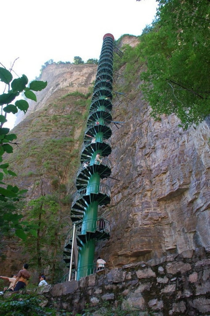 Cầu thang sắt nằm thẳng đứng dọc theo vách núi Thái Hành, huyện Lâm Châu