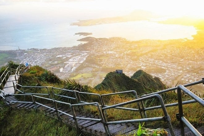 Cầu thang Haiku – Hawaii bao gồm 3.922 bậc, từ trên cao du khách sẽ được ngắm nhìn cảnh vật thiên nhiên đẹp hùng vĩ