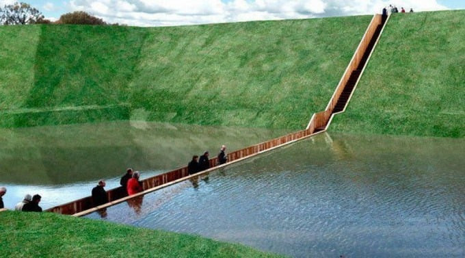 Cầu Moses nằm ngập dưới lòng hào và gần như vô hình, được xây dựng để đi xuyên qua con hào phòng thủ của pháo đài Fort de Roovere (Hà Lan)