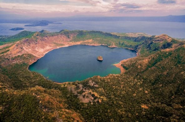 Ở trung tâm của đảo Volcano lại có thêm một hồ miệng núi lửa, nơi có một hòn đảo đá nhỏ gọi là Vulcan Point