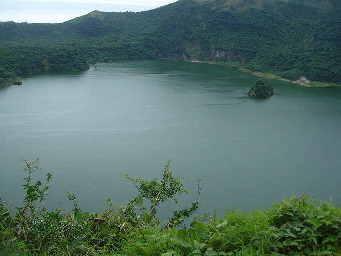 Phong cảnh ngoạn mục tại hồ và núi lửa Taal khiến nó trở thành một trong những điểm du lịch nổi tiếng nhất của Philippines