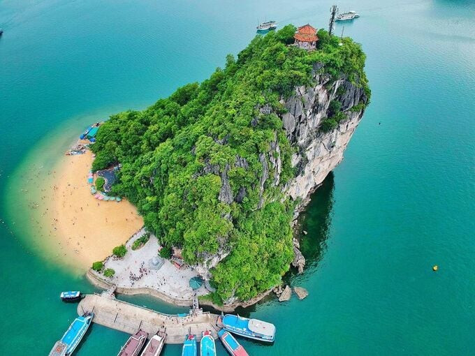Đảo Ti Tốp được ví như một trong những hòn đảo xinh đẹp nhất tại vịnh Hạ Long