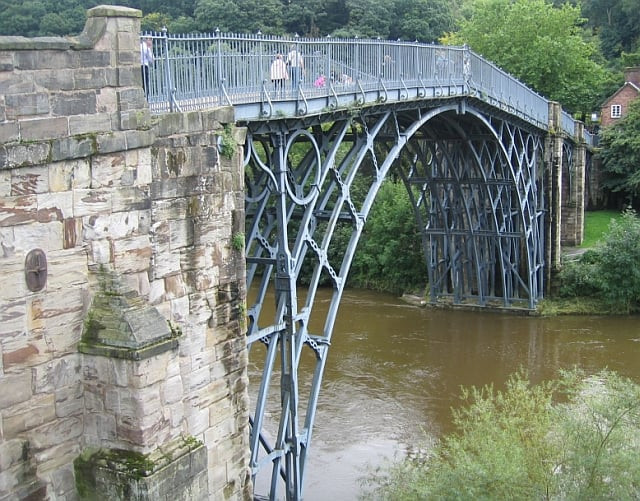 Iron Bridge là cây cầu đầu bằng gang ở quy mô lớn dù nó không phải là cây cầu đầu tiên làm từ vật liệu sắt