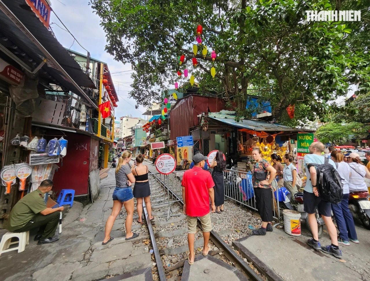 Nhiều du khách tìm đến phố cà phê đường tàu phía quận Hoàn Kiếm, đoạn từ Trần Phú đến Phùng Hưng, bị bảo vệ ngăn lại. Bên trong, có công an đứng gác. Ảnh: Thanh Niên