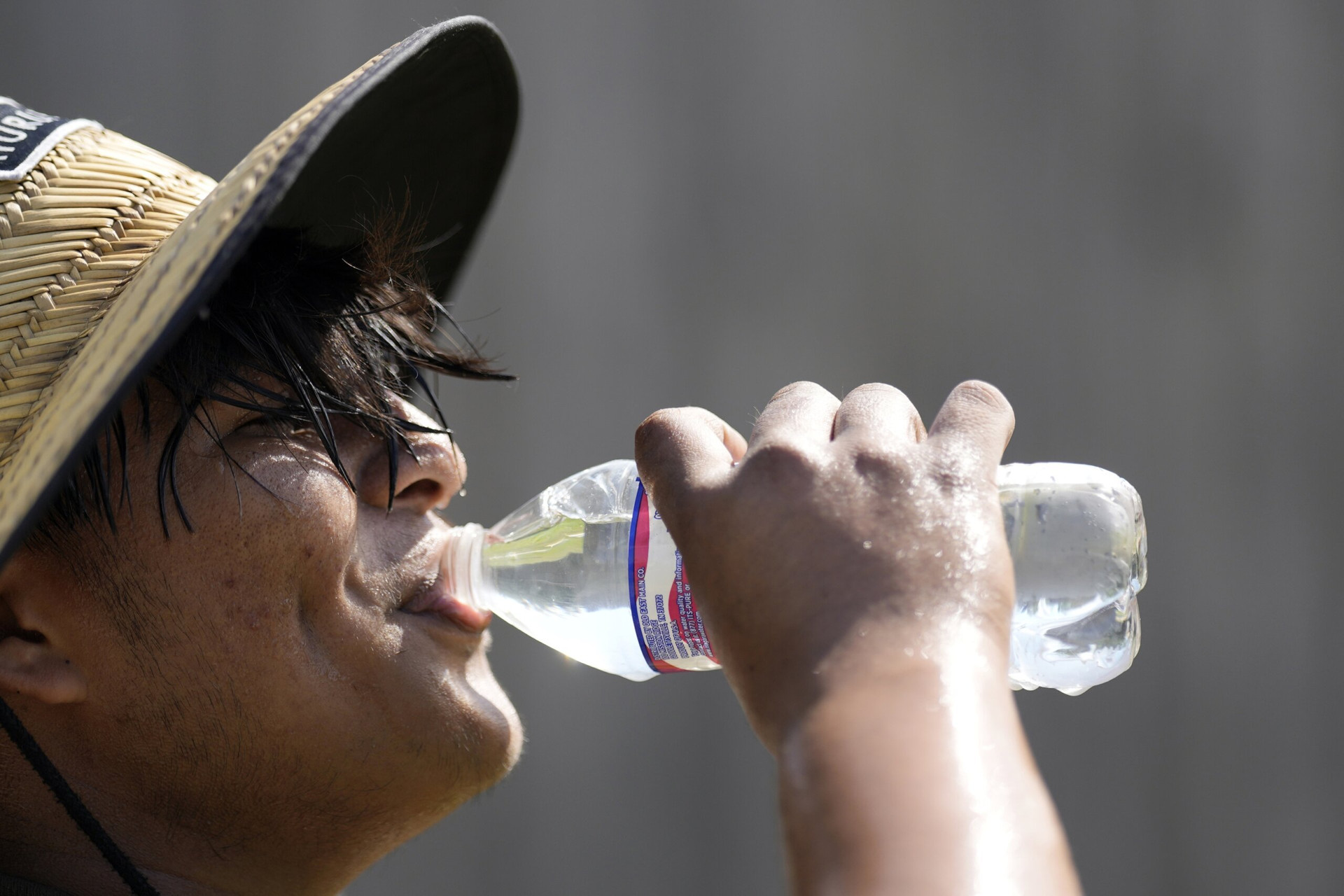 Rất nhiều nghiên cứu chỉ ra việc uống quá nhiều nước sẽ gây hại cho sức khỏe