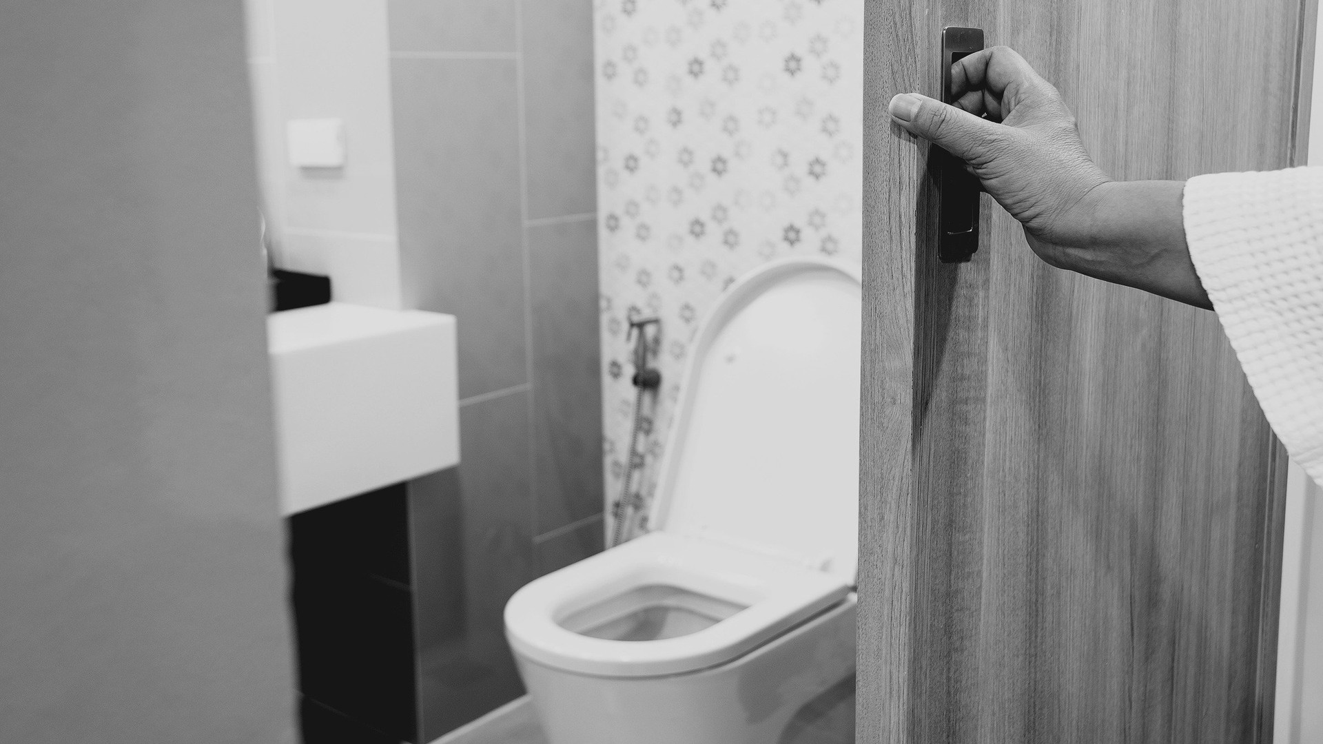 Đi vệ sinh thường xuyên hơn bình thường là một dấu hiệu của việc thừa nước trong cơ thể