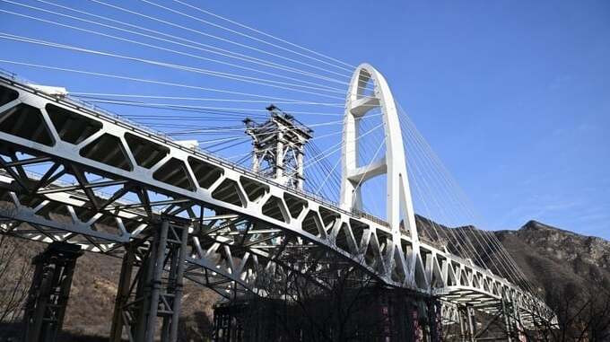 Nhịp trái của cây cầu là cấu trúc dây văng giàn thép có trọng lượng 15.800 tấn, nhịp phải là cấu trúc giàn thép liền nặng 9.400 tấn