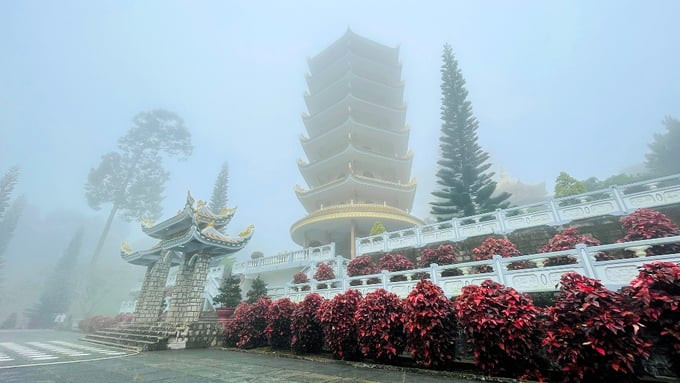 Đến chùa Vạn Linh dịp cuối đông hoặc đầu xuân, nếu may mắn, du khách có thể bắt gặp hình ảnh sương mờ giăng kín lối tựa tiên cảnh. Hiện tượng này thường xuất hiện vào thời gian sáng sớm hoặc sau những cơn mưa