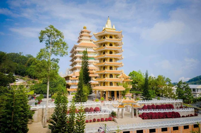 Với chiều cao 40m và được xây dựng theo kiến trúc mẫu Bồ Đề Đạo Tràng ở Ấn Độ, bảo tháp gồm có 7 tầng (không kể tầng trệt và tầng nóc) để tôn trí thờ nhiều vị Phật, Bồ tát. Ảnh: Dương Việt Anh/Sài Gòn Tiếp Thị