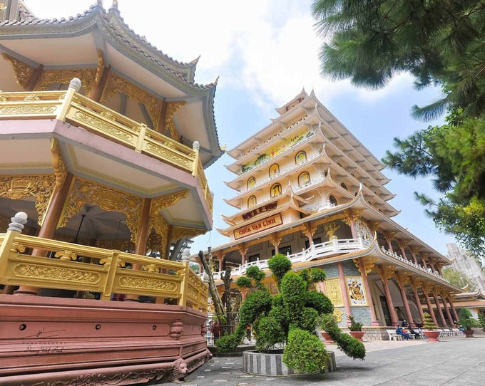 Quang cảnh, kiến trúc bên trong chùa Vạn Linh