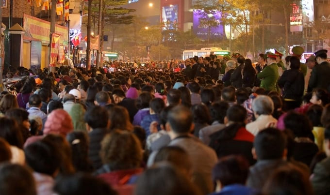 Hàng nghìn người ở trước chùa Phúc Khánh chờ làm lễ cầu an, giải hạn đầu năm 2019. Ảnh: PetroTimes