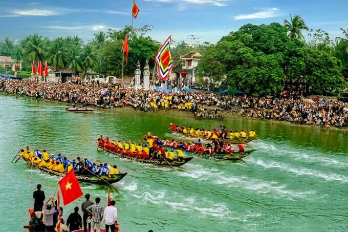 Lễ hội được đông đảo người dân và du khách tham dự