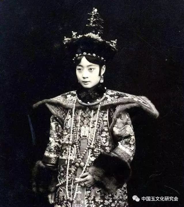 Uyển Dung trong trang phục triều đình. Đại lễ thành hôn diễn ra ngày 1/12/1922, cung đình tổ chức ca múa, diễn kịch suốt ba ngày tại Tấu Phương Trai trong Tử Cấm Thành