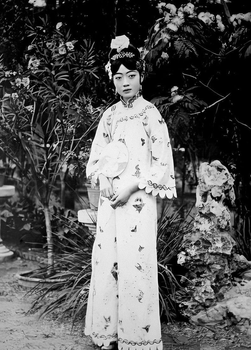 Uyển Dung trong trang phục Mãn Châu, ảnh chụp năm 1925, khi bà đã rời khỏi Tử Cấm Thành