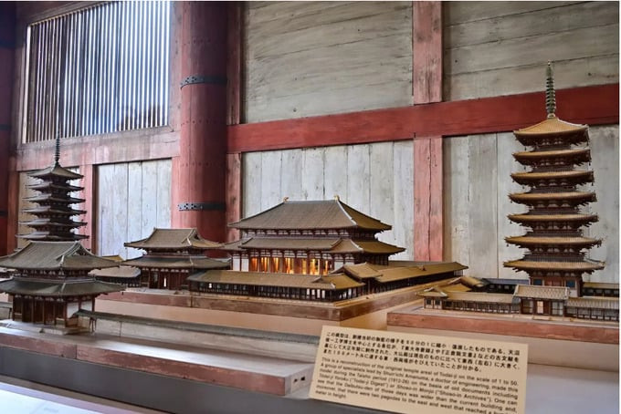 Một mô hình bên trong Đại Phật Điện cho thấy cấu trúc ban đầu của chùa Todaiji