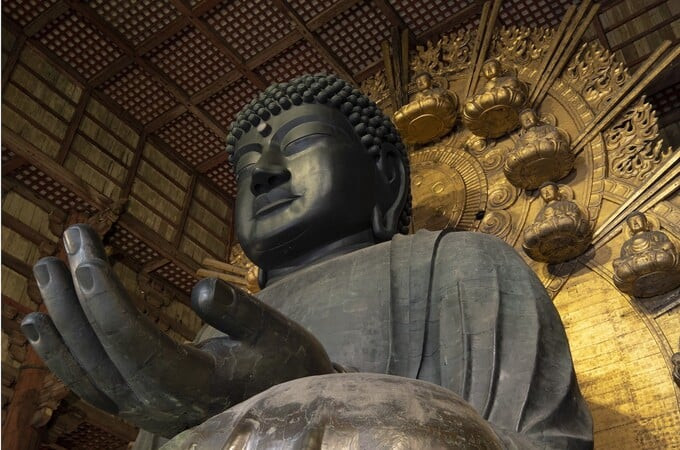 Tượng Phật nhiều lần bị hư hại và được phục dựng, thể hiện qua các sắc thái màu sắc khác nhau của các phần
