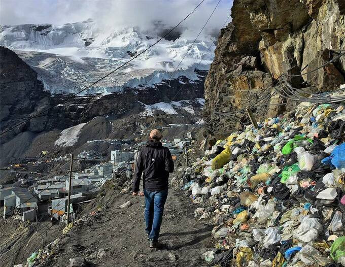 Đến La Rinconada, bạn có thể bắt gặp những đống rác chất cao như núi ở khắp nơi. (Ảnh: Washington Post)