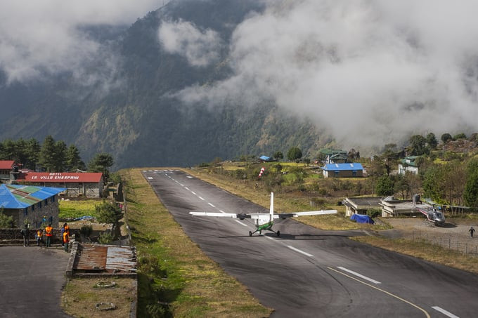 Mỗi ngày, có nhiều chuyến bay chở những người leo núi từ thủ đô Kathmandu của Nepal tới Lukla