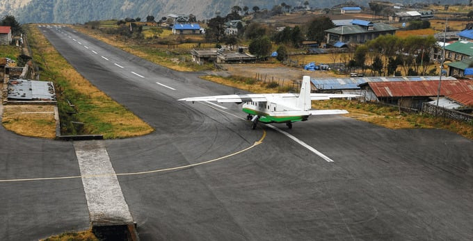 Đường băng sân bay ở Lukla chỉ dài hơn 500m trong khi đường băng ở nhiều sân bay quốc tế thế giới dài hơn 3.000m