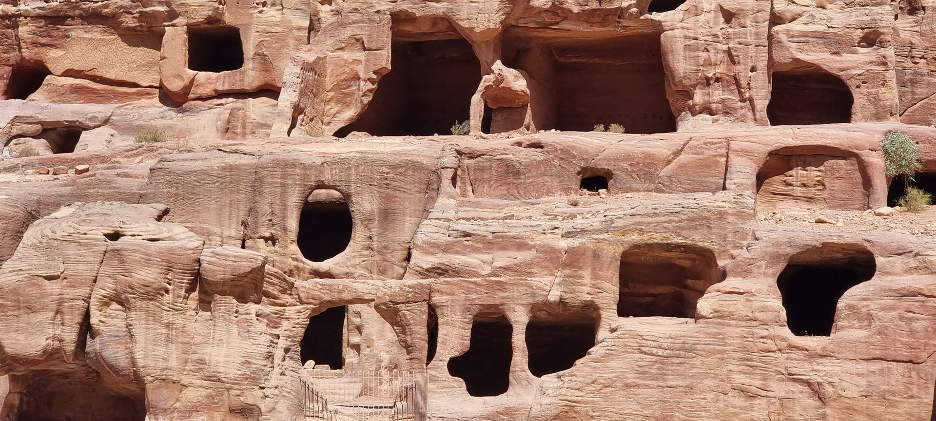 Từ năm 106 CN, Petra bị lãng quên và dần rơi vào tình trạng mục nát