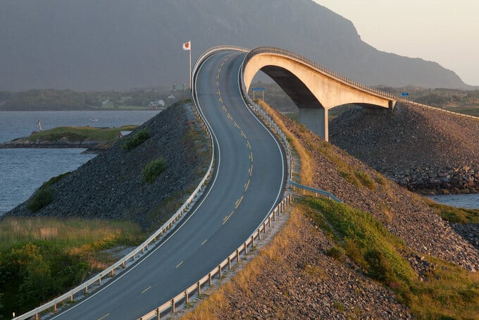 Storseisundet là cây cầu dài nhất trong số 8 cây cầu tạo nên Đường Đại Tây Dương