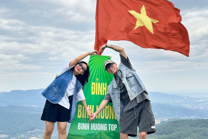 Du khách check-in trên đỉnh Bình Hương