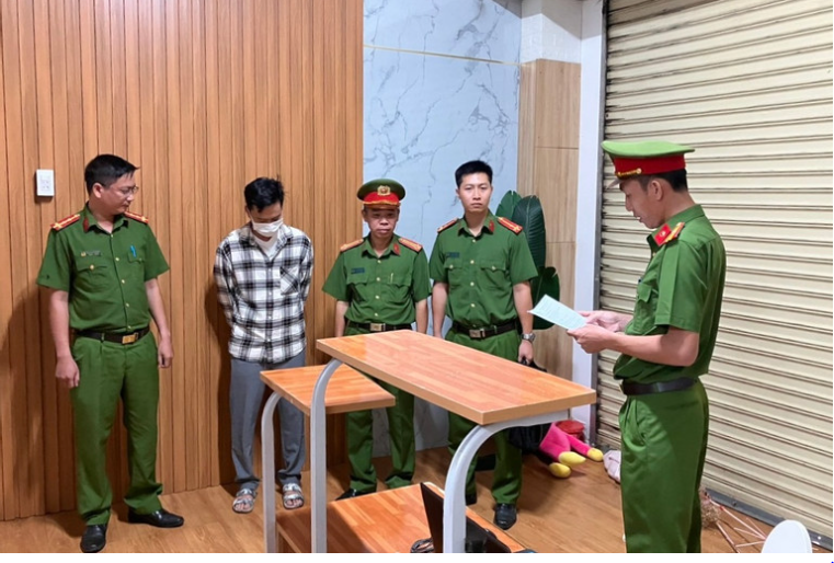 Cơ quan điều tra đọc lệnh bắt tạm giam Trần Quốc Huy