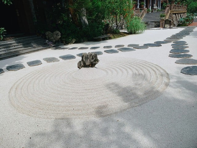 Phần sân trước được trải sỏi trắng và 12 vòng tròn tượng trưng cho 12 nhân duyên của con người