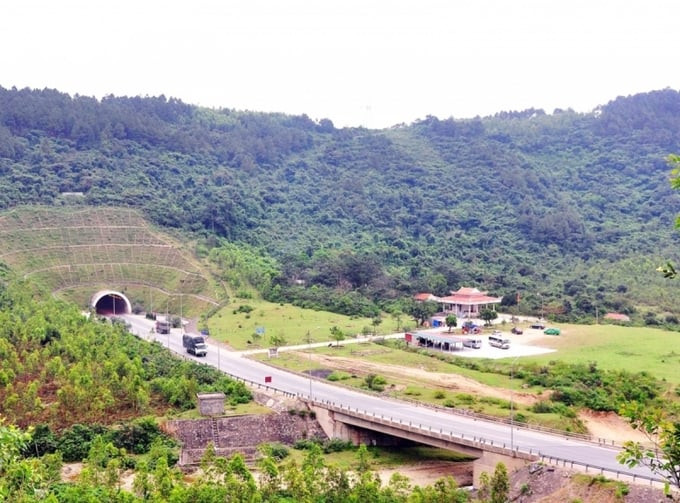 Đền Mẫu Liễu Hạnh nằm ở phía Nam của Đèo Ngang thuộc xã Quảng Đông, huyện Quảng Trạch, tỉnh Quảng Bình