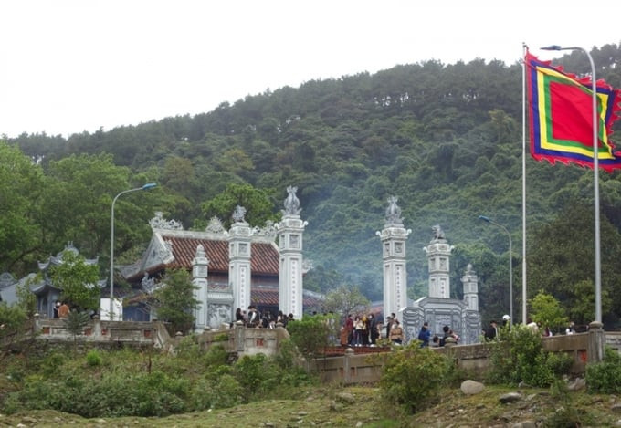 Toàn bộ ngôi đền rộng gần 350 m², phía sau đền là dãy Hoành Sơn