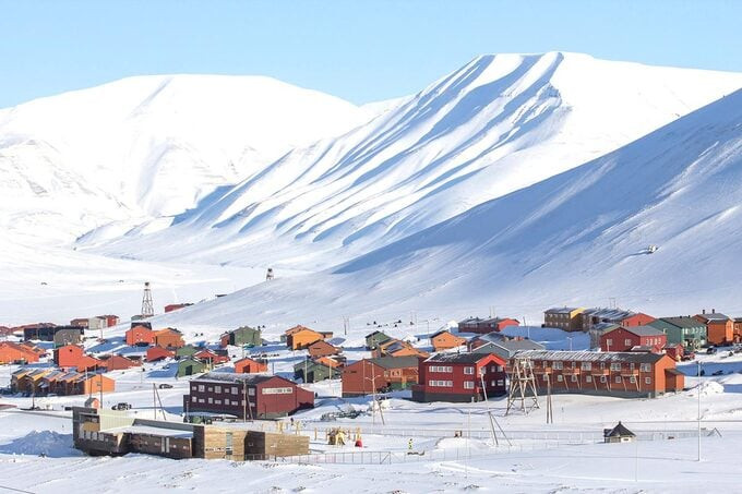 Cụm đảo Svalbard cách khoảng hơn 2.000km so với thủ đô Oslo, Na Uy
