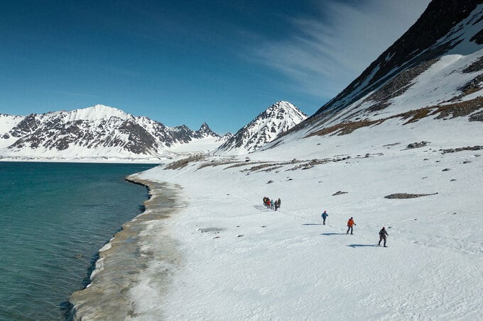 Mặc dù không có đầy đủ tiện nghi, Svalbard vẫn thu hút một lượng lớn du khách mỗi năm