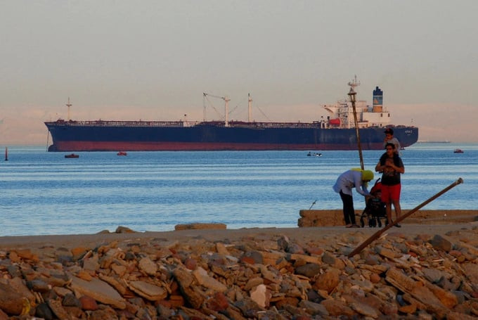 Tàu container băng qua vịnh Suez về phía Biển Đỏ, trước khi vào kênh đào Suez ở phía đông Cairo, Ai Cập - Ảnh: REUTERS
