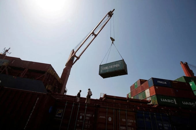 Dỡ container ở cảng Hodeidah tại Yemen, Biển Đỏ - Ảnh: REUTERS