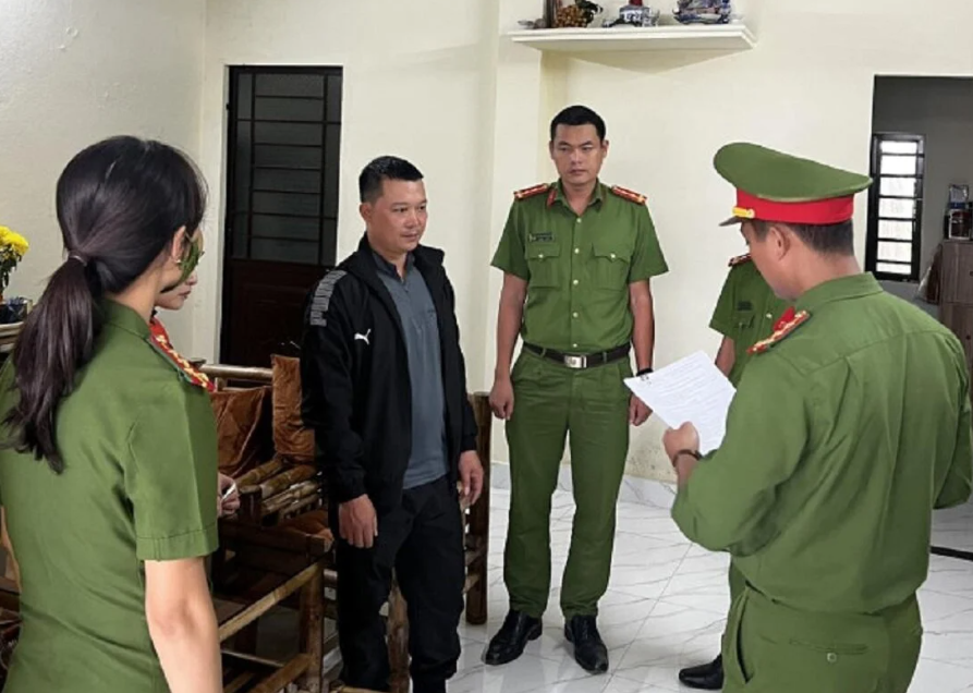 Cơ quan công an đọc lệnh giữ người trong trường hợp khẩn cấp đối với Nguyễn Kim Long