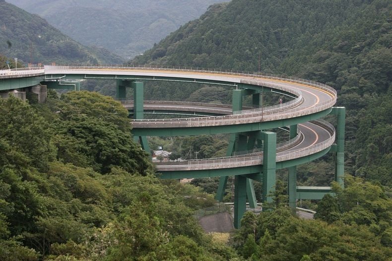 Cây cầu ngoạn mục nhất thế giới: Kiệt tác kiến trúc xoắn ốc 'uốn lượn như rắn' của Nhật Bản