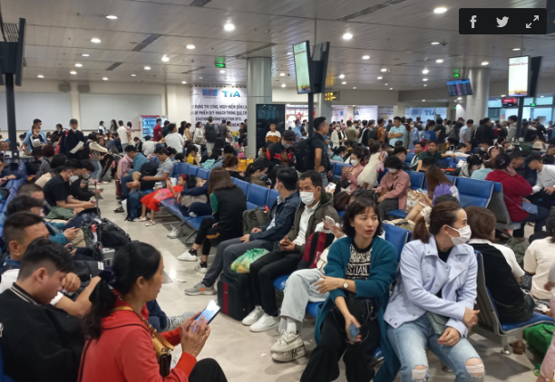 Hành khách đứng chen chúc nhau tại sân bay Tân Sơn Nhất trong những ngày cận Tết Nguyên đán 2024