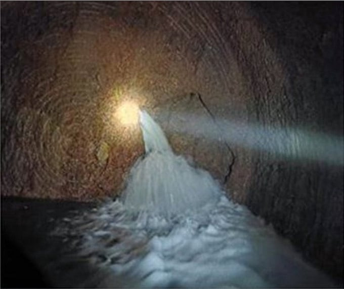 Hình ảnh về sự cố tràn nước trong quá trình thi công đường hầm dài nhất thế giới