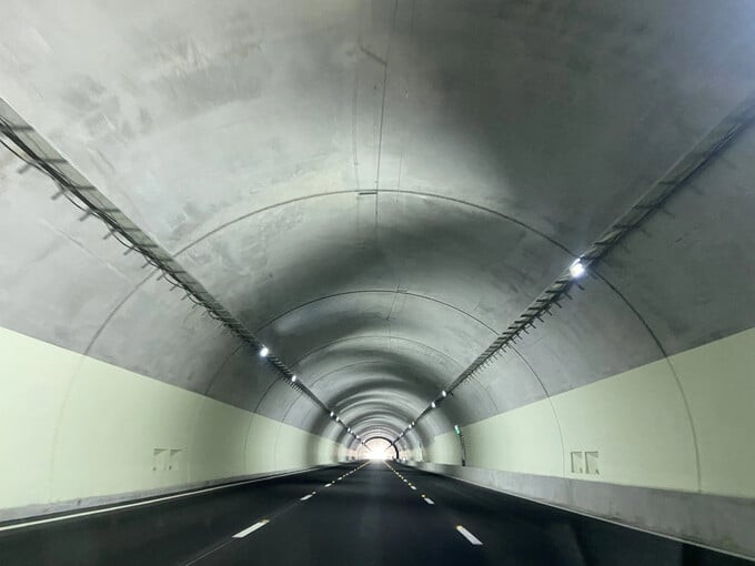 Bao gồm 2 ống hầm hoàn chỉnh chạy song song, mỗi ống hầm dài hơn 700m