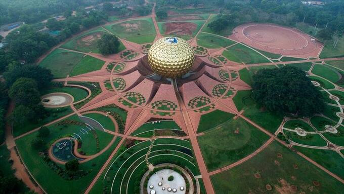 Auroville là một thành phố nhỏ ở Tamil Nadu, Ấn Độ, dành riêng cho sự đoàn kết nhân loại