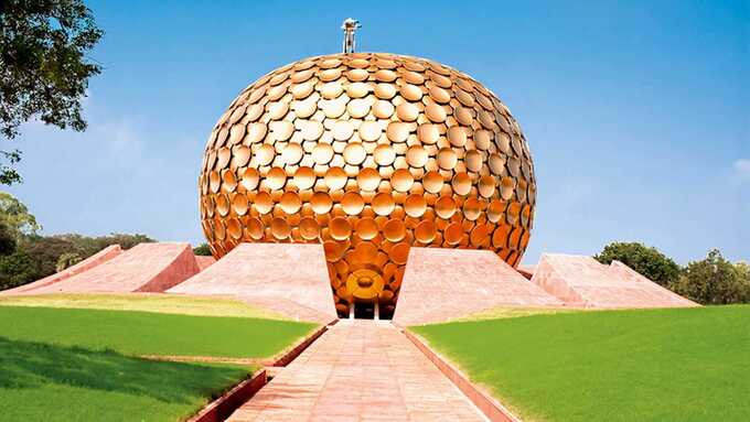 Auroville sở hữu một ngôi đền mang tên The Matrimandir với mái là những chiếc đĩa bằng vàng