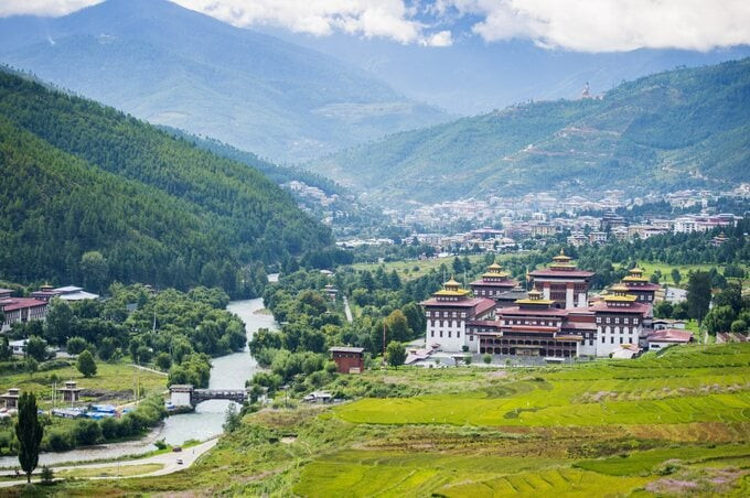 Bhutan là quốc gia không giáp biển ở châu Á, nằm ở phía đông dãy Himalaya